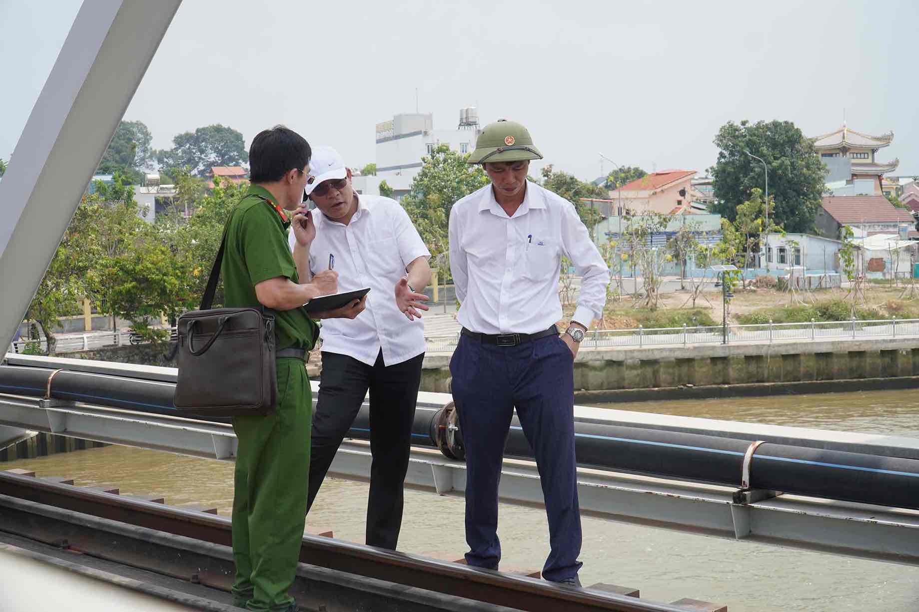 Functional agencies investigate and verify the incident of a barge hitting Ghenh bridge on the Hanoi - Ho Chi Minh City railway line on March 6. 3. Photo: HAC