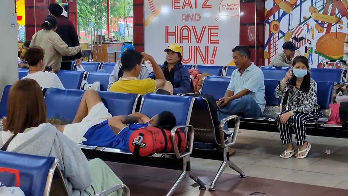Many passengers return train tickets and rush to take passenger cars due to the Ghenh bridge incident in Dong Nai. Photo: Anh Tu