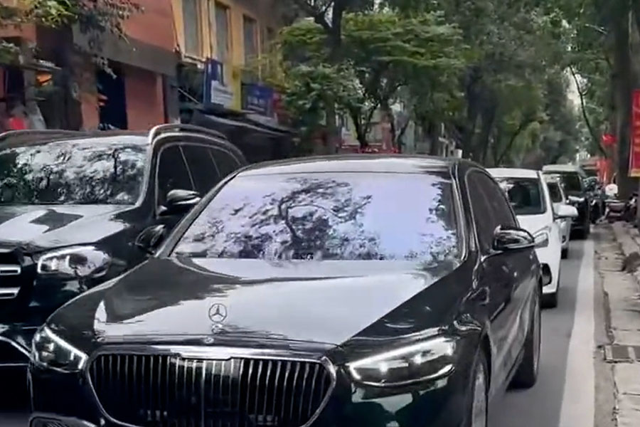 Strange street in Hanoi, 2 directions but vehicles travel like a one-way street
