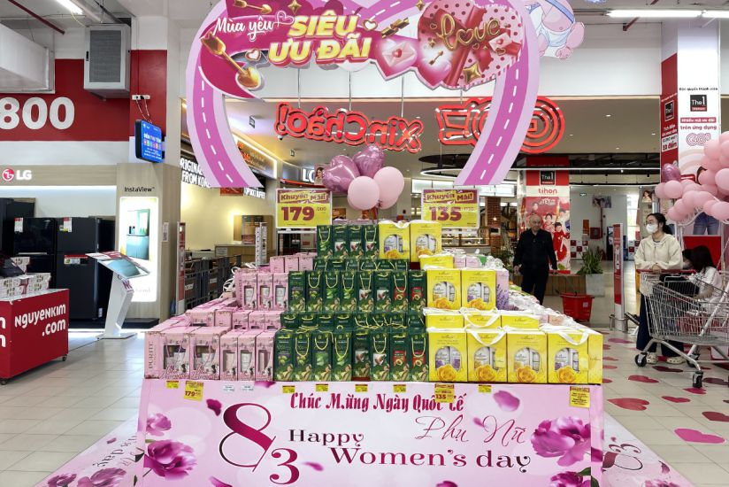 The 8.3 gift display area is located right at the entrance to the supermarket. Photo: Thanh Binh