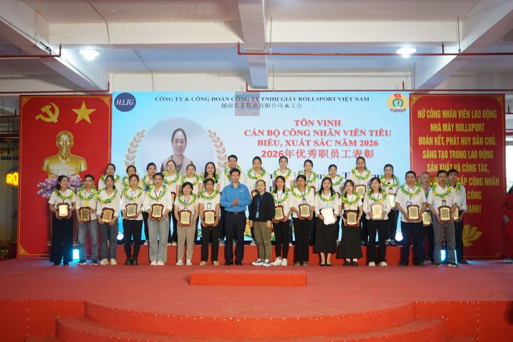 Đại diện lãnh đạo LĐLĐ tỉnh Thanh Hóa và Công ty TNHH Giầy Rollsport Việt Nam trao kỷ niệm chương, tôn vinh cán bộ, công nhân viên, quản lý nữ tiêu biểu. Ảnh: Quách Du