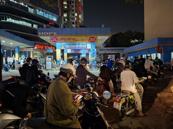 Gasoline and oil prices increase, cost pressure can spread to many other sectors such as transportation, industrial production and input material prices. Photo: Tuyet Lan