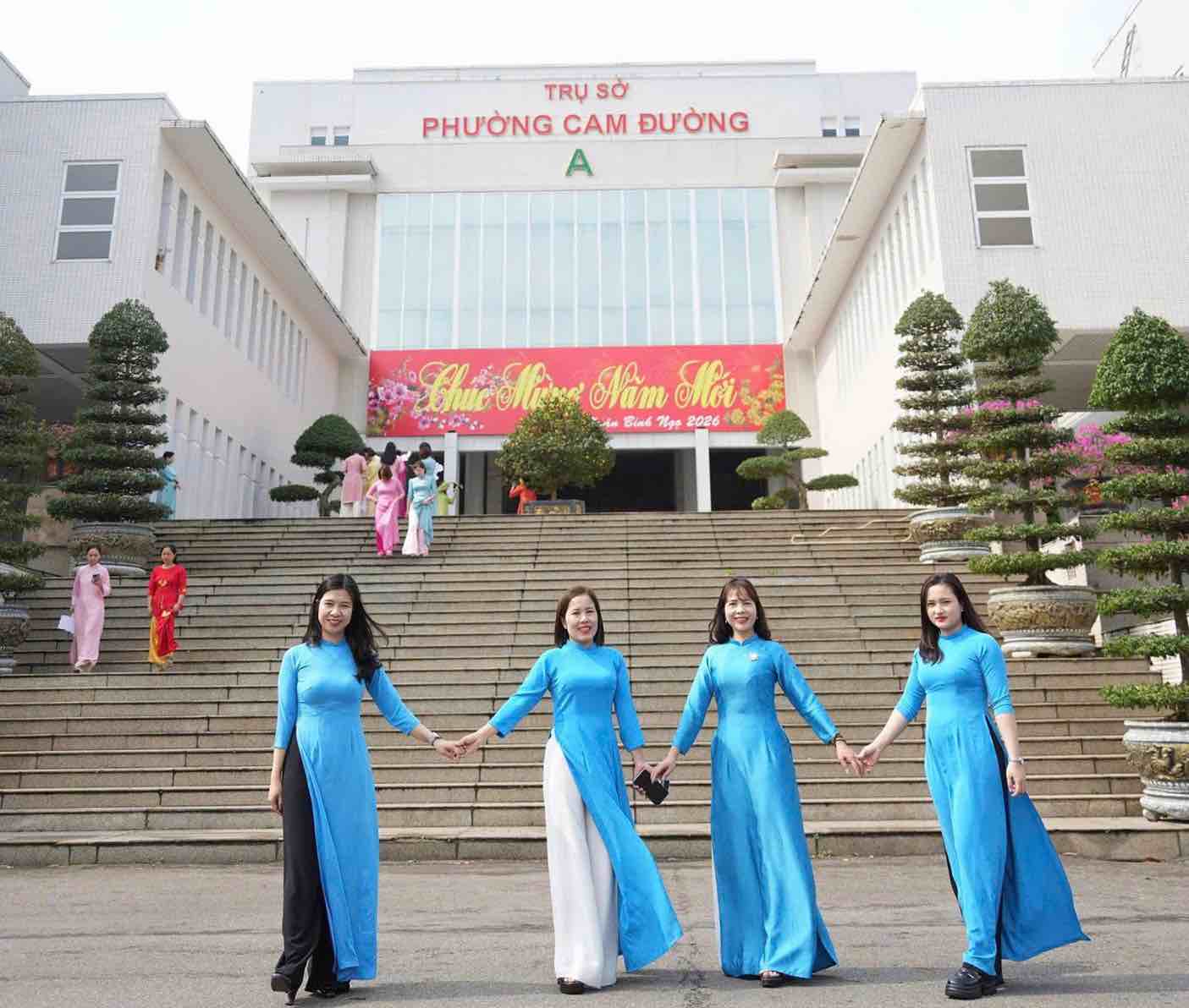 Công đoàn Cam Đường tích cực hưởng ứng tuần lễ áo dài. Ảnh: Nguyễn Huệ 