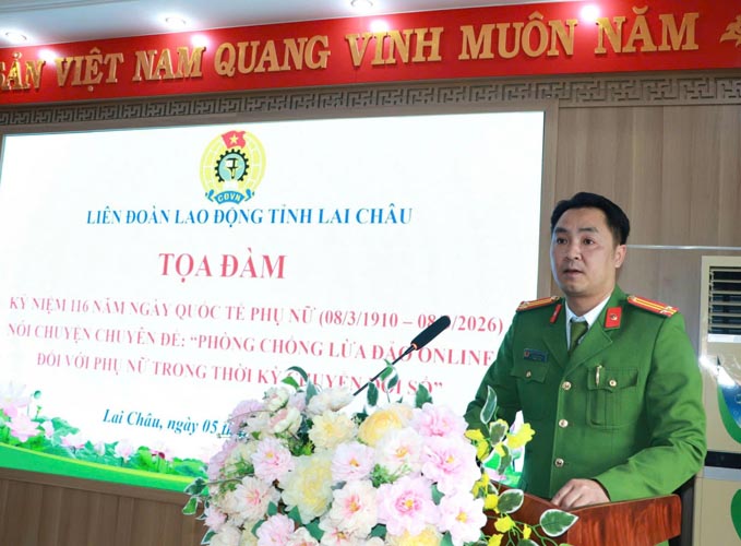Trung tá Nguyễn Ngọc Phương - Phó Đội trưởng Đội Tệ nạn Xã hội, Phòng Cảnh sát hình sự, Công an tỉnh trình bày chuyên đề tại buổi Tọa đàm.