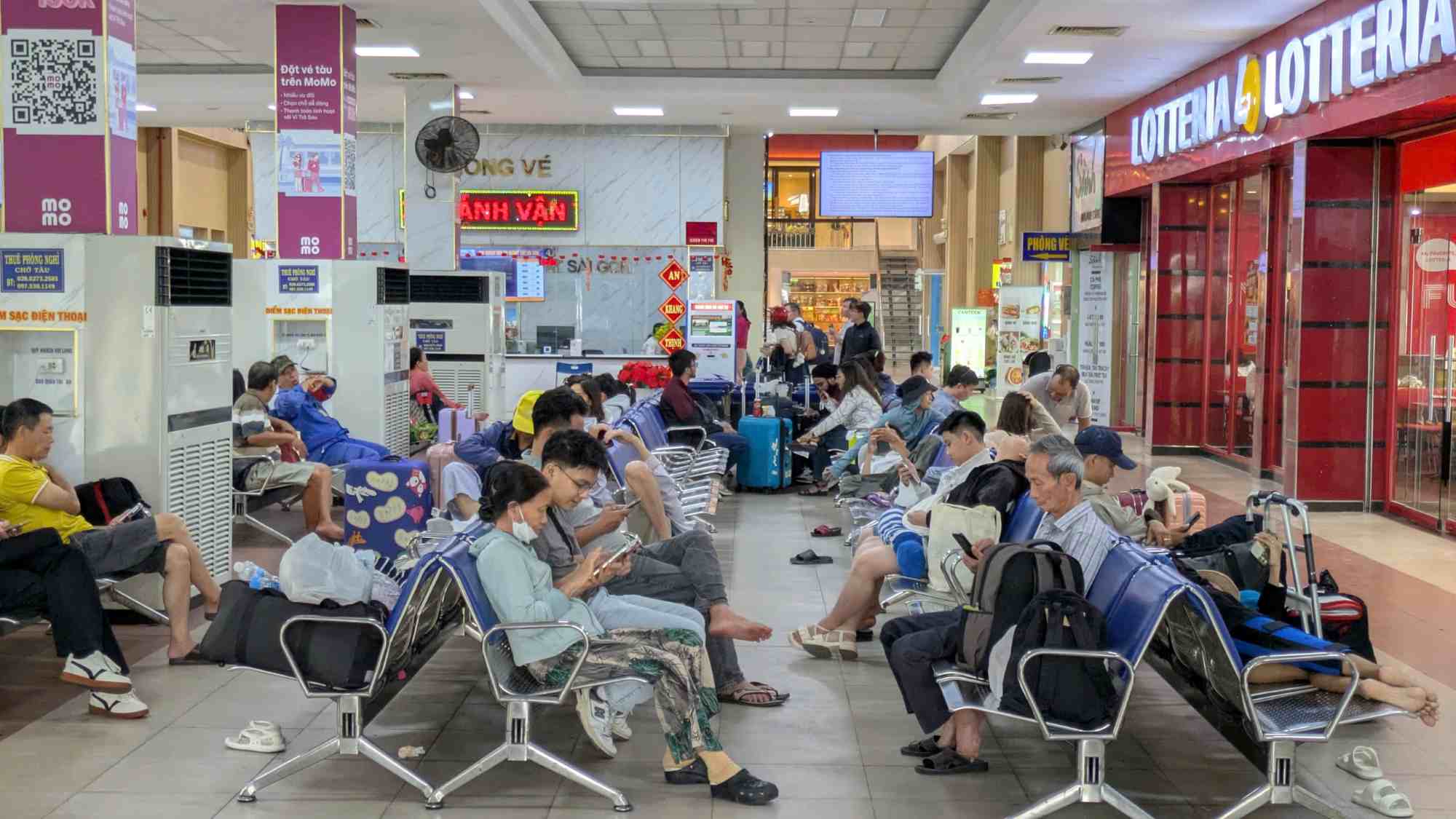 Hành khách vạ vật ở ga Sài Gòn vì tàu dừng chạy sau sự cố sà lan tông cầu Ghềnh.  Ảnh: Anh Tú