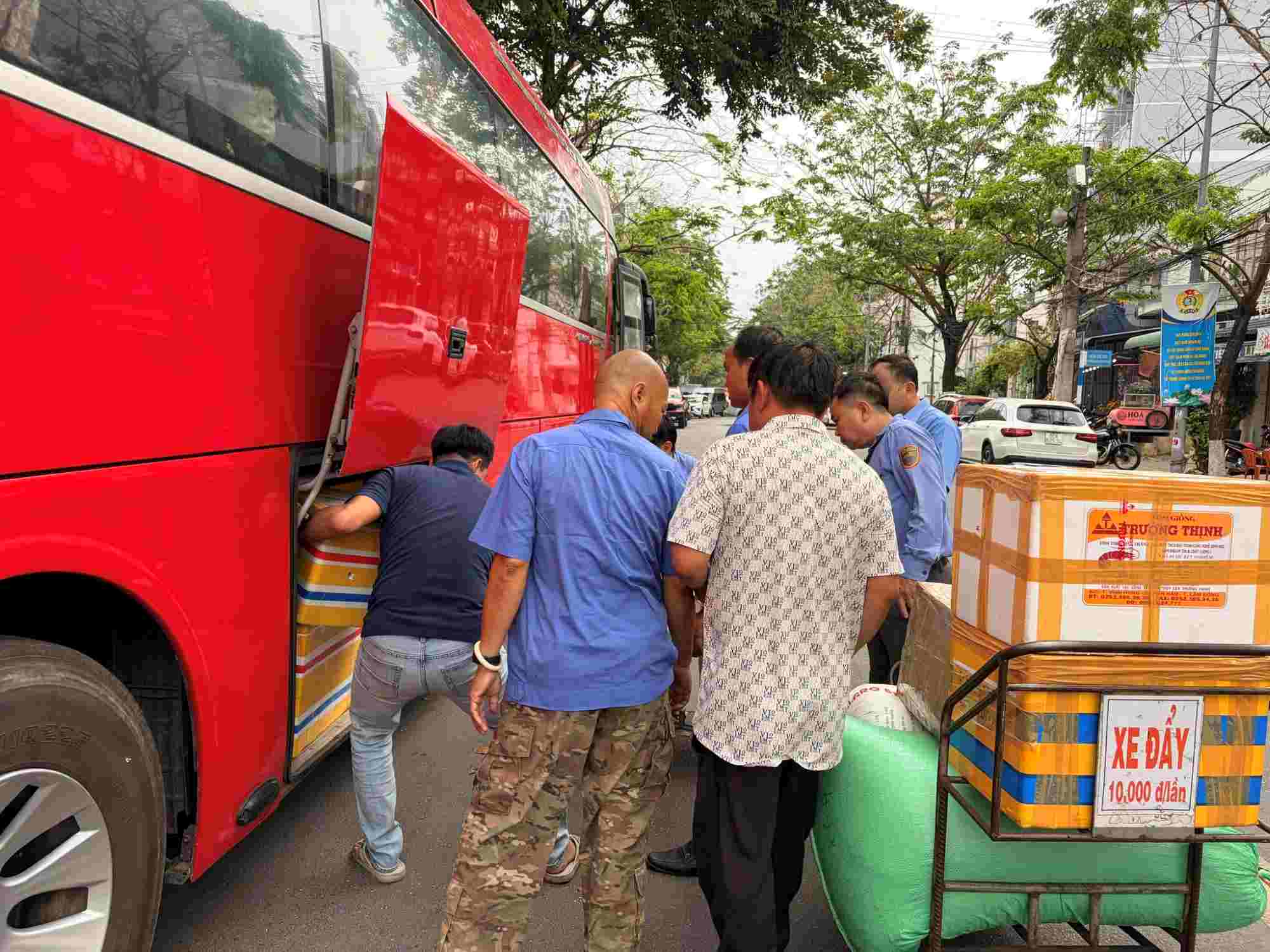 Đường sắt tổ chức trung chuyển giữa ga Dĩ An và ga Biên Hòa.  Ảnh: Công ty Cổ phần Vận tải Đường sắt