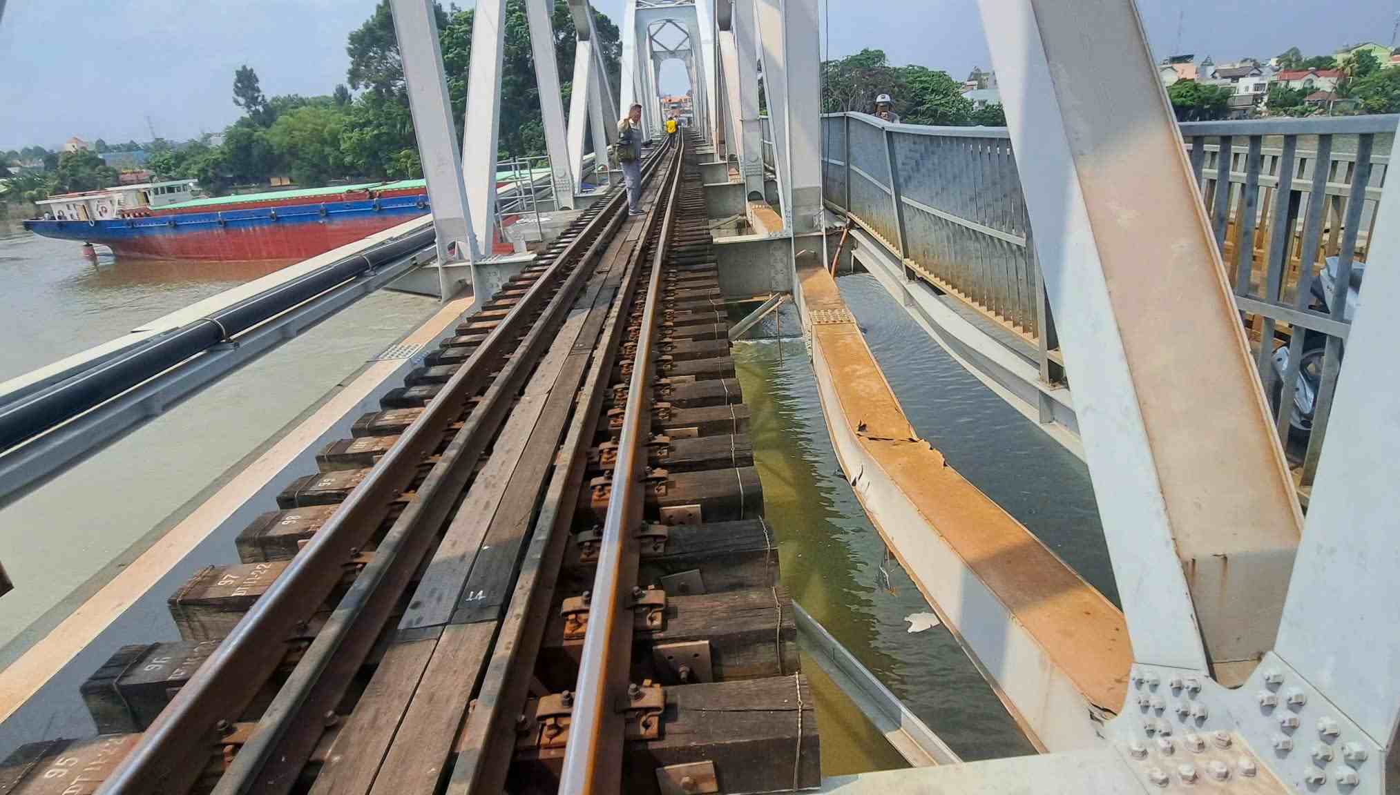 Sà lan va vào nhịp 2 khiến kết cấu cầu Ghềnh bị hư hỏng nặng.  Ảnh: Công ty Cổ phần Vận tải Đường sắt