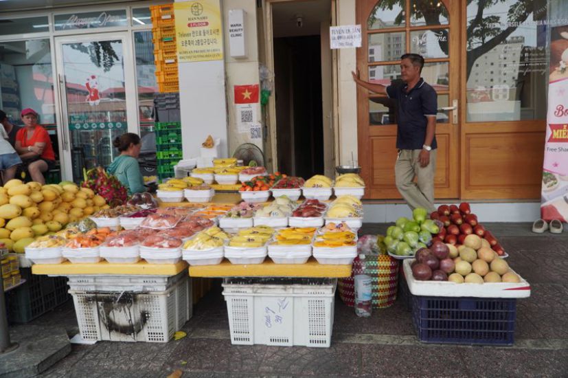 People selling fruit on the sidewalk of Phan Chu Trinh street (Ben Thanh ward). Photo: Thai Bao