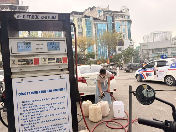 People stockpile gasoline and oil before information about gasoline price increases (photo taken on March 5). Photo: Hoa Huyen