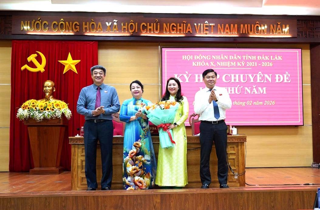 Bà Phúc Bình Niê Kdăm (đứng thứ 2 từ phải sang) được bầu chức danh Phó Chủ tịch HĐND tỉnh Đắk Lắk tại Kỳ họp Chuyên đề lần thứ 5 vào ngày 12.02.2026. Ảnh: Bảo Lâm.