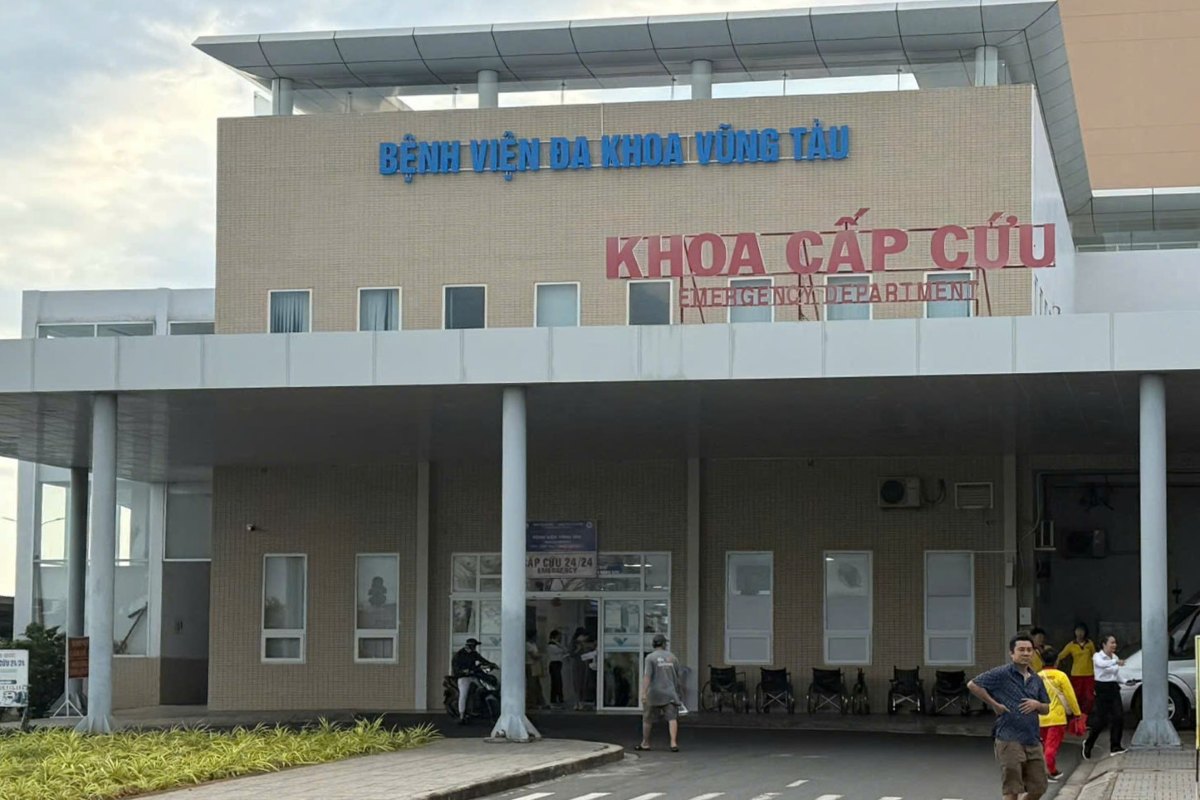 The emergency department of Ba Ria General Hospital received 18 cases of gas poisoning for treatment. Photo: Hoang Lam