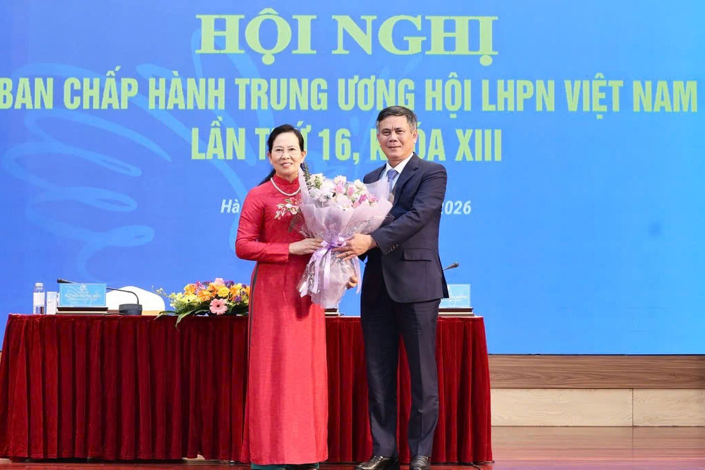 Mr. Tran Thang, Deputy Secretary of the Party Committee of the Fatherland Front, Central mass organizations, congratulates the new Chairman of the Vietnam Women's Union Le Thi Thuy. Photo: Thu Ha