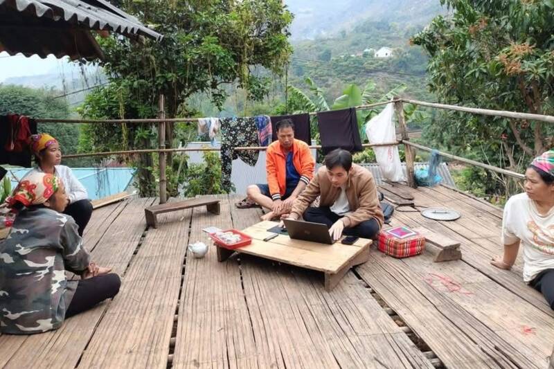 Cán bộ Trung tâm Y tế phường Mộc Châu thu thập thông tin và lấy mẫu thực phẩm trong bữa ăn để gửi xét nghiệm. Ảnh: Trạm Y tế phường Mộc Châu