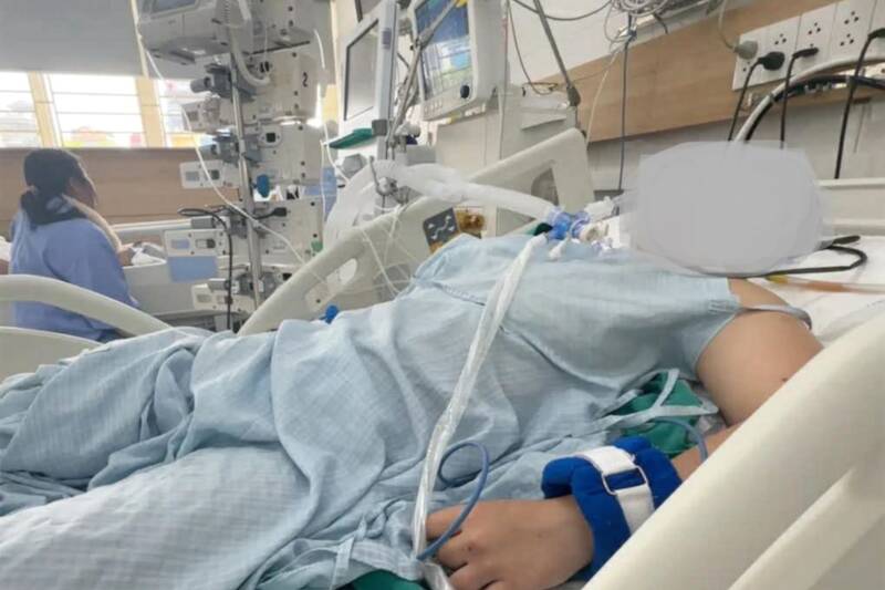 The health of the 3 poisoned patients in Moc Chau is very serious and is being actively treated at Bach Mai Hospital. Photo: Provided by the patient's family.