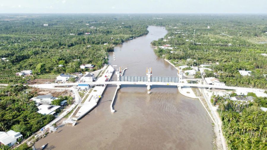 Rach Mom fishing port on the south bank of the Hau River operates 24/24 hours to control salinity and keep fresh water for tens of thousands of hectares of production land in Can Tho City. Photo: Phuong Anh