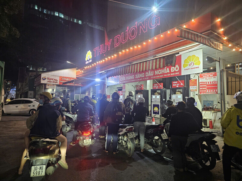 Many people have to queue to buy gasoline on days when gasoline prices are high and supply is limited. Photo: Huu Chanh