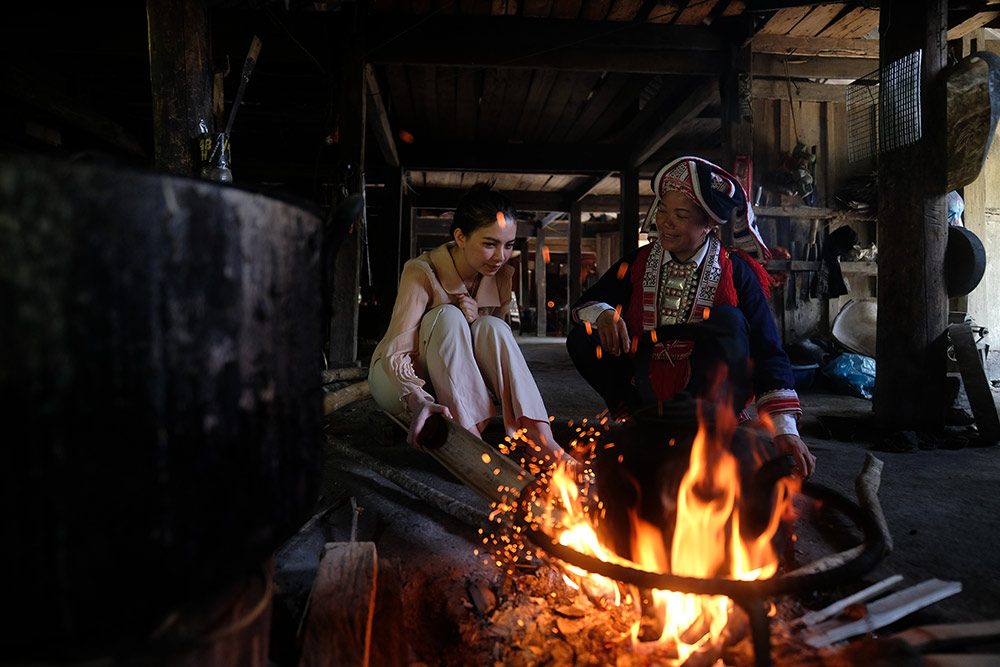 Du khách trải nghiệm văn hóa bản địa khi nghỉ dưỡng ở Hà Giang (Tuyên Quang). Ảnh: Panhou Retreat