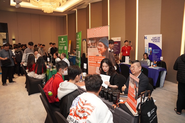 Les élèves de Da Nang accèdent aux informations sur les études en Australie lors de la Journée des compétences numériques. Photo: Tran Thi