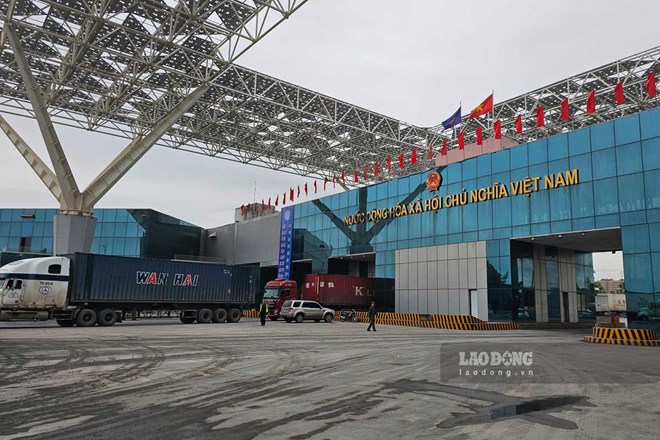 Customs clearance activities at Mong Cai international border gate (Bac Luan II bridge area), Quang Ninh province. Photo: Doan Hung