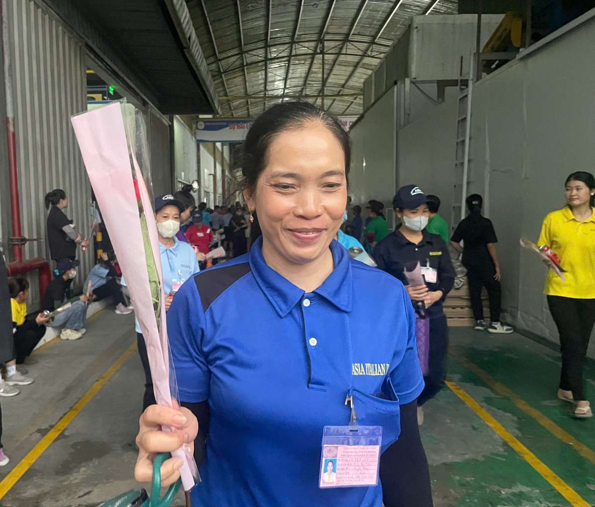 Nữ công nhân tan ca với niềm vui ngập tràn. Ảnh: Đình Trọng