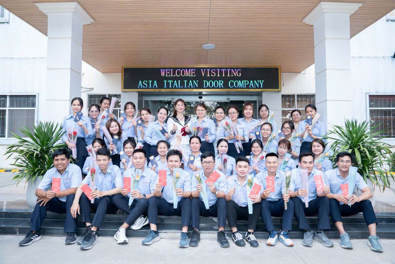 Nhân viên khối văn phòng cũng được tặng hoa và lì xì trong dịp lễ 8.3. Ảnh: CĐCS cung cấp