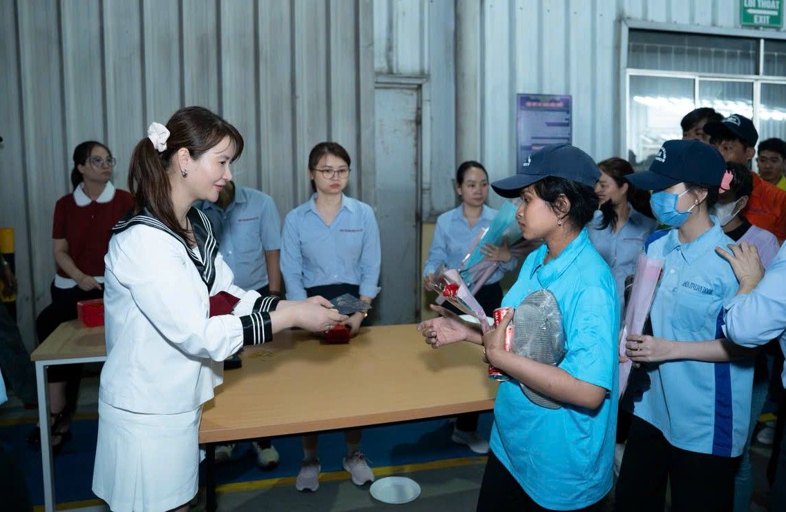 Ms. Le Thi Huong - Chairwoman of the Grassroots Trade Union presents flowers and lucky money to female workers. Photo: Provided by the Grassroots Trade Union