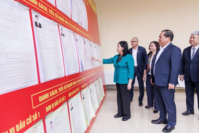 Ủy viên Bộ Chính trị, Bí thư Trung ương Đảng, Bí thư Đảng ủy MTTQ, các đoàn thể Trung ương, Chủ tịch UBTƯ MTTQ Việt Nam Bùi Thị Minh Hoài cùng các đại biểu xem danh sách niêm yết tại trụ sở xã Lương Sơn, tỉnh Phú Thọ. Ảnh: Quang Vinh