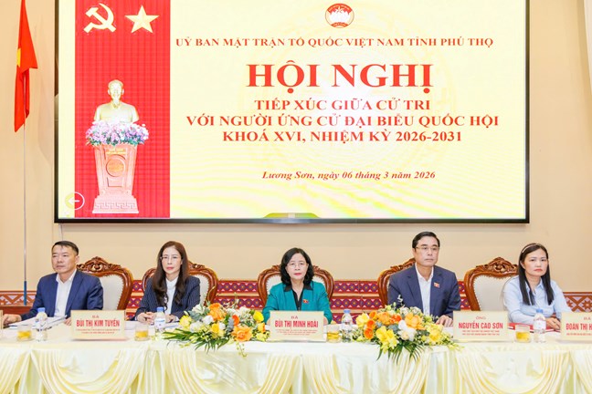 Ủy viên Bộ Chính trị, Bí thư Trung ương Đảng, Bí thư Đảng ủy MTTQ, các đoàn thể Trung ương, Chủ tịch UBTƯ MTTQ Việt Nam Bùi Thị Minh Hoài cùng các ứng viên chủ trì Hội nghị. Ảnh: Quang Vinh