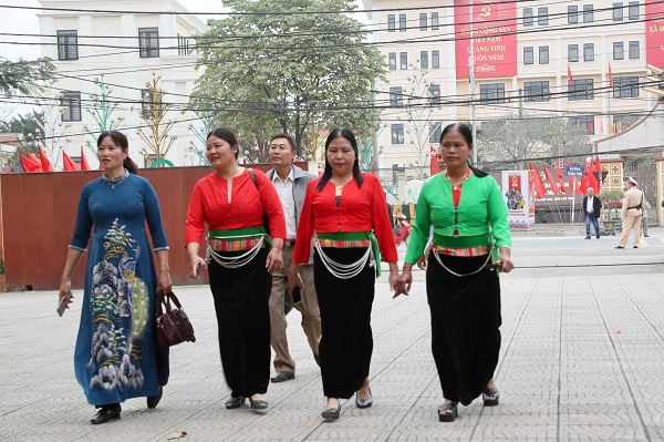 Cử tri xã Lương Sơn tham tới tham dự Hội nghị. Ảnh: Thuỳ Anh