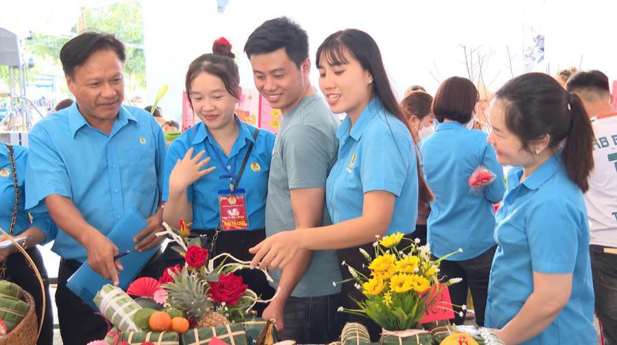 Female union members of New Apparel Far Eastern Company (Dong Nai province) enthusiastically participate in the program organized by the grassroots trade union. Photo: GTU provided