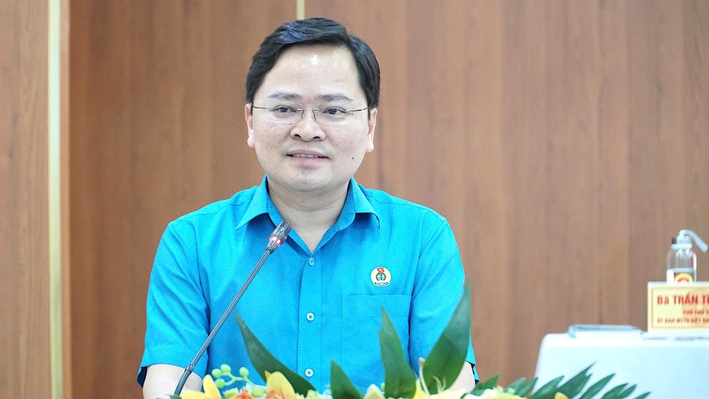 On the evening of March 6, VGCL President Nguyen Anh Tuan met with voters in Da Nang. Photo: Hoang Bin