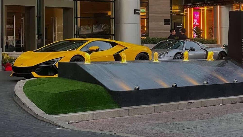 The pair of Lamborghini Revuelto and Porsche 918 Spyder supercars appeared together on the streets of Ho Chi Minh City, attracting the attention of car enthusiasts. Photo: Nguyen Tu