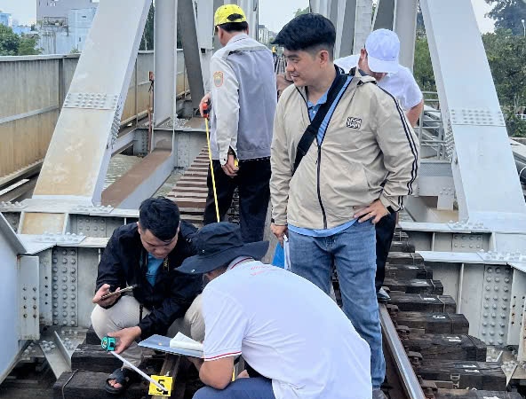 Functional agencies determine the initial cause of the barge collision with Ghenh bridge on the Dong Nai River. Photo: HAC