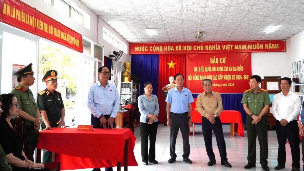 Vice Chairman of the National Assembly, Senior Lieutenant General Tran Quang Phuong (4th from the left) and the delegation inspect and supervise the work of ensuring security, order, and social safety of elections in An Giang. Photo: Nam Phuong