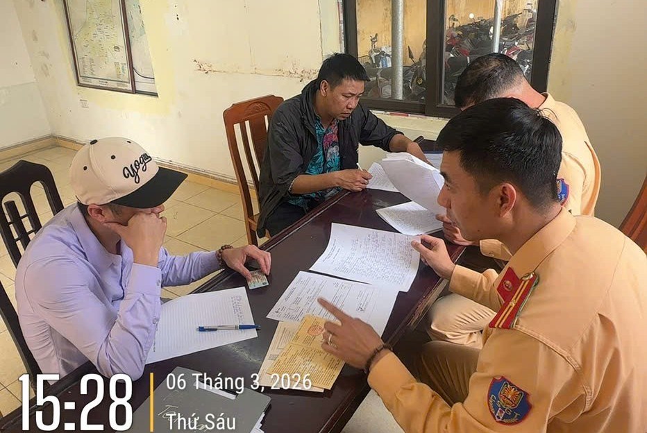 Trạm CSGT Quang Trung lập biên bản xử lý vi phạm hành chính với xe khách vi phạm lỗi phù hiệu. Ảnh: Công an Hải Phòng