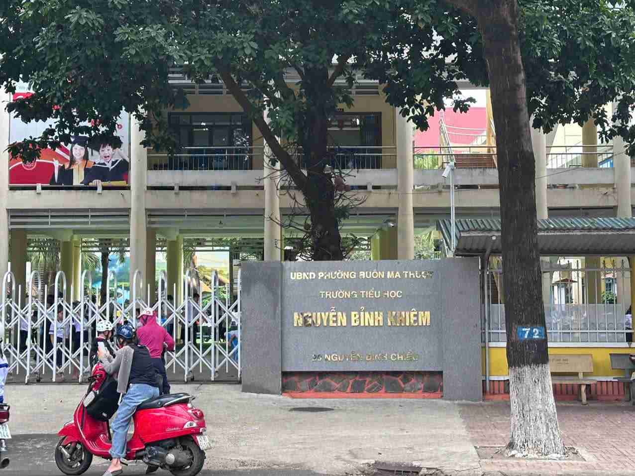 Functional agencies are verifying the case of many young students in Dak Lak having to take leave from school due to abdominal pain. Photo: Bao Trung