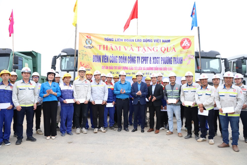 Leaders of the Vietnam General Confederation of Labor and the Vietnam Construction Trade Union present gifts and encourage workers. Photo: Van Quyet
