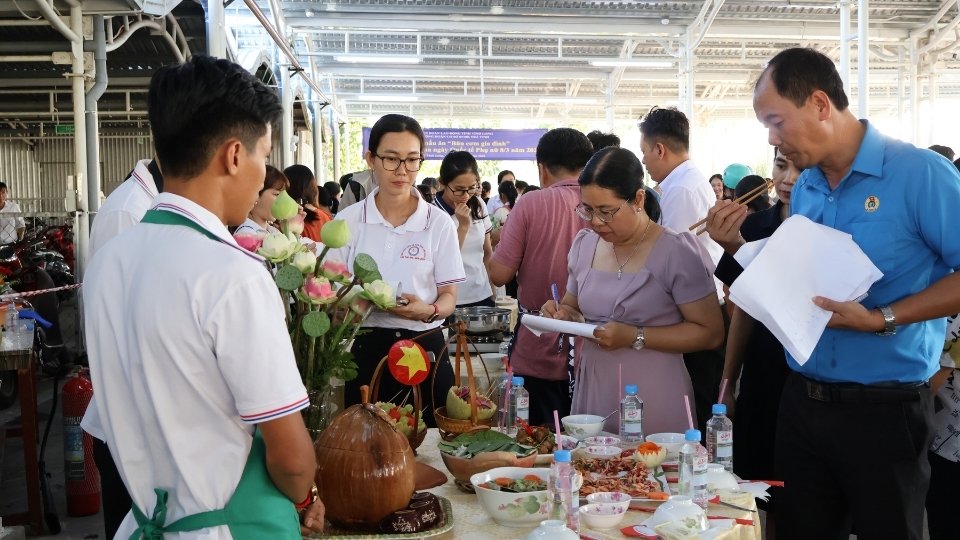 Ban Giám khảo chấm điểm, đánh giá các món ăn của các đội thi tại Hội thi nấu ăn “Bữa cơm gia đình”. Ảnh: Bệnh viện Đa khoa Trà Vinh