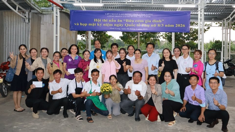 The organizers awarded prizes to teams with high achievements at the contest and took souvenir photos with participating teams. Photo: Tra Vinh General Hospital.