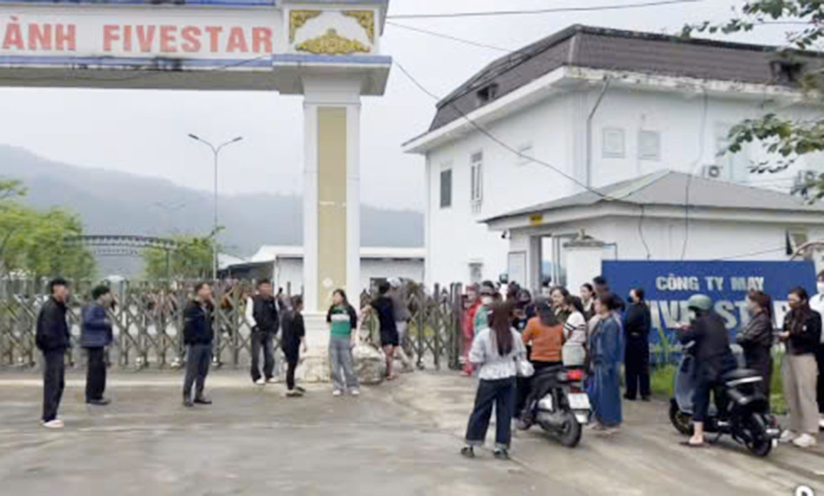Many workers of May Fivestar Ha Tinh Joint Stock Company gather to protest against being owed wages. Photo: Huong Son