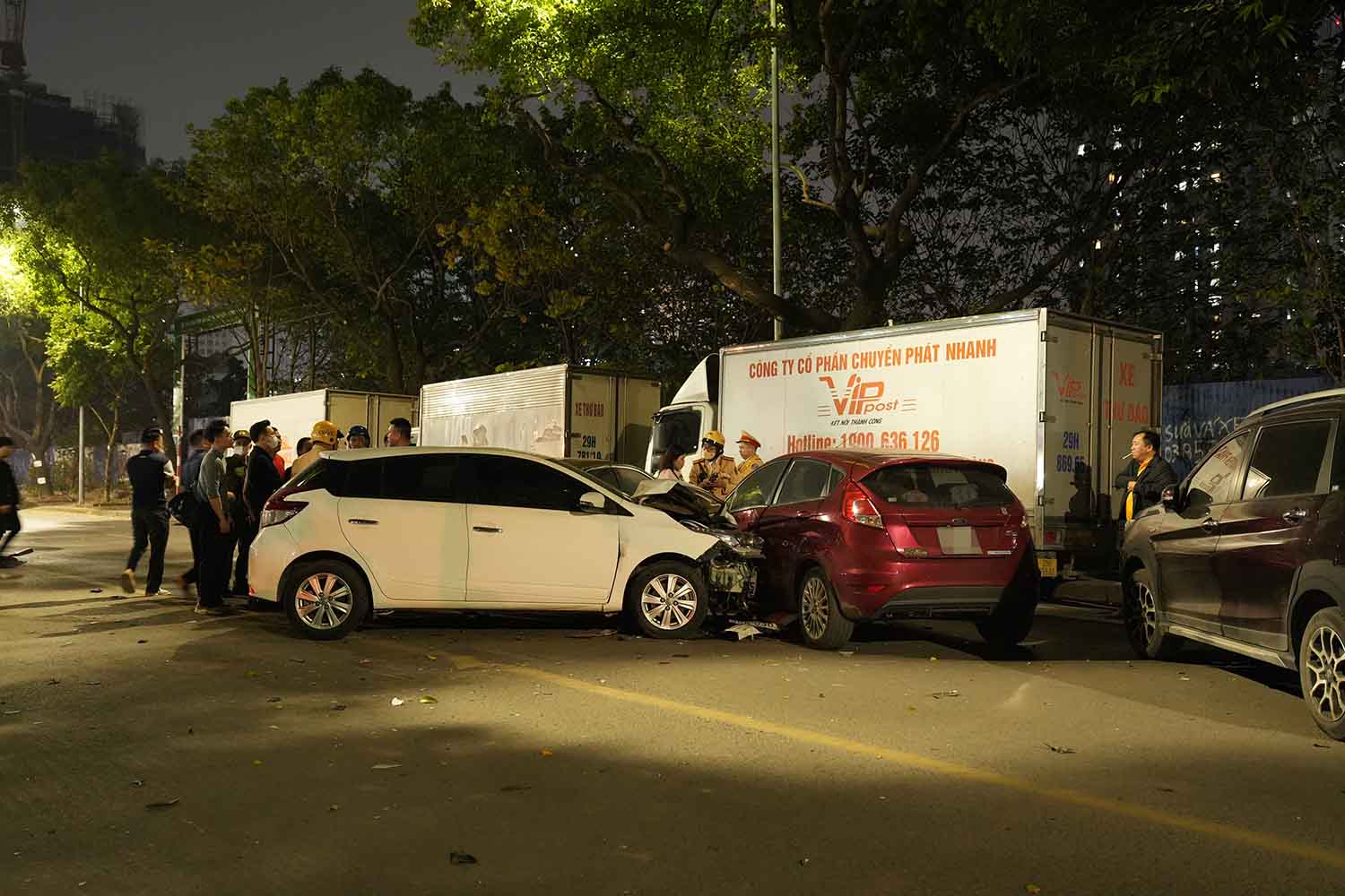 Hiện trường vụ tai nạn liên hoàn trên đường Nguyễn Chánh. Ảnh: Viên Nguyễn