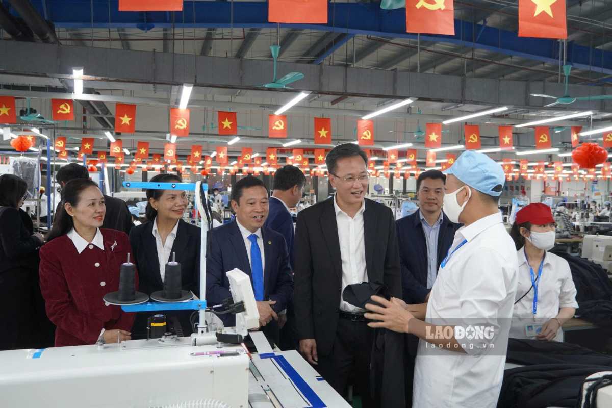 Secretary of Hung Yen Provincial Party Committee Nguyen Huu Nghia visits and encourages workers working at Hung Ha Garment Enterprise. Photo: Ha Vi