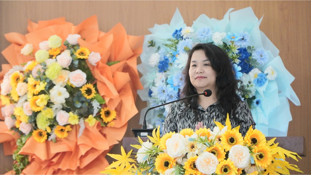 Bà Nguyễn Quỳnh Liên phát biểu tại buổi tiếp xúc cử tri. Ảnh: Nguyên Anh