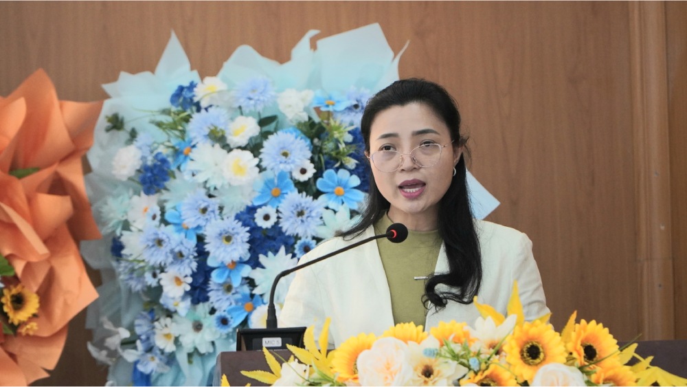 Bà Huỳnh Kim Minh Tâm phát biểu tại buổi tiếp xúc cử tri. Ảnh: Nguyên Anh