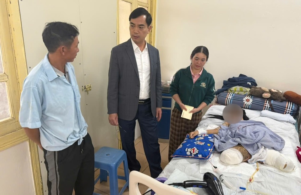 Después del accidente, la estudiante de 11o grado tuvo que amputarse ambas piernas con dolor. Foto: Ngoc Anh