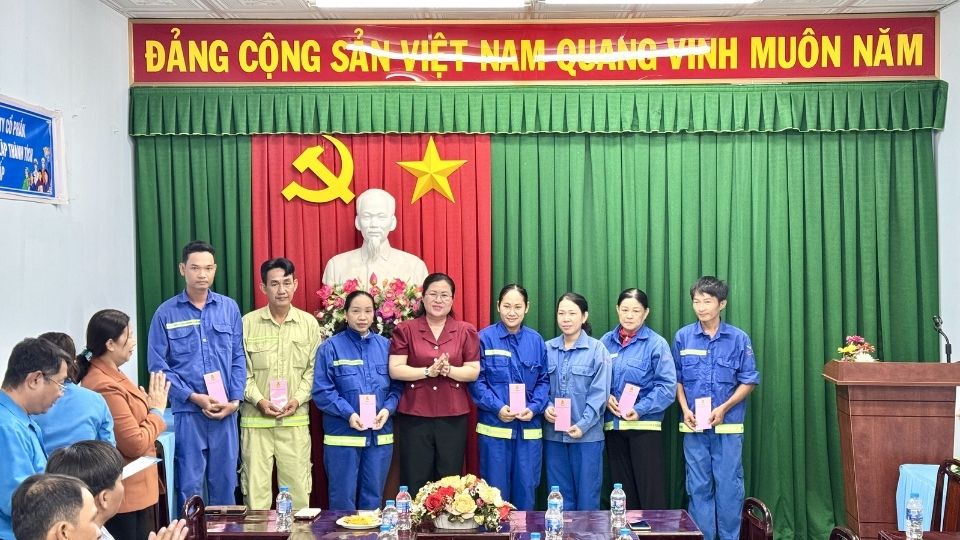 Nữ công nhân Quách Thị Mỹ Linh nhận quà từ lãnh đạo tỉnh Vĩnh Long trong dịp đến thăm, chúc Tết tại đơn vị. Ảnh: Hoàng Lộc