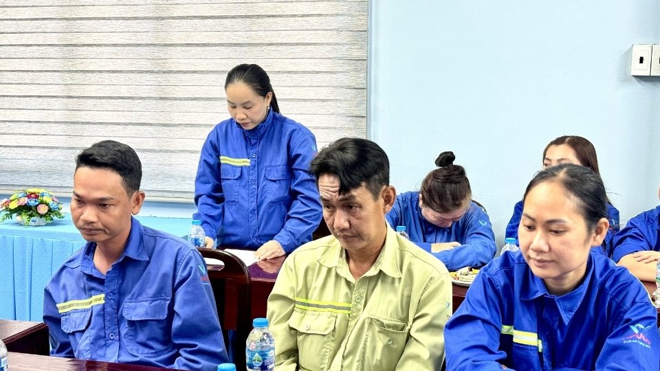 Chị Quách Thị Mỹ Linh nhận quà tại buổi tất niên của Công ty cổ phần Công trình công cộng Vĩnh Long. Ảnh: Hoàng Lộc