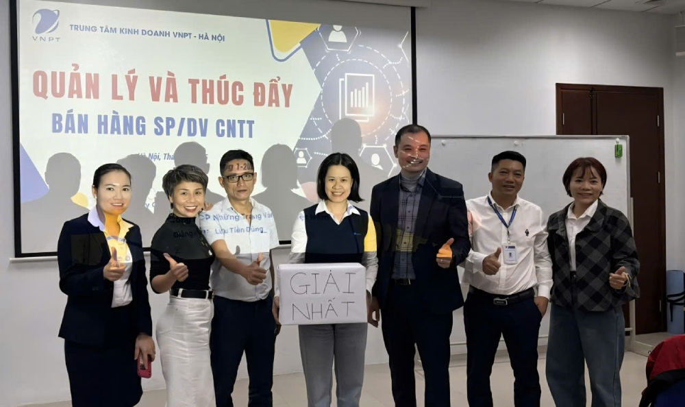 Chị Thái Thị Hà (thứ 2 từ trái sang) và đồng nghiệp kết thúc khóa học đào tạo nội bộ của Trung tâm Kinh doanh VNPT Hà Nội. Ảnh: NVCC 