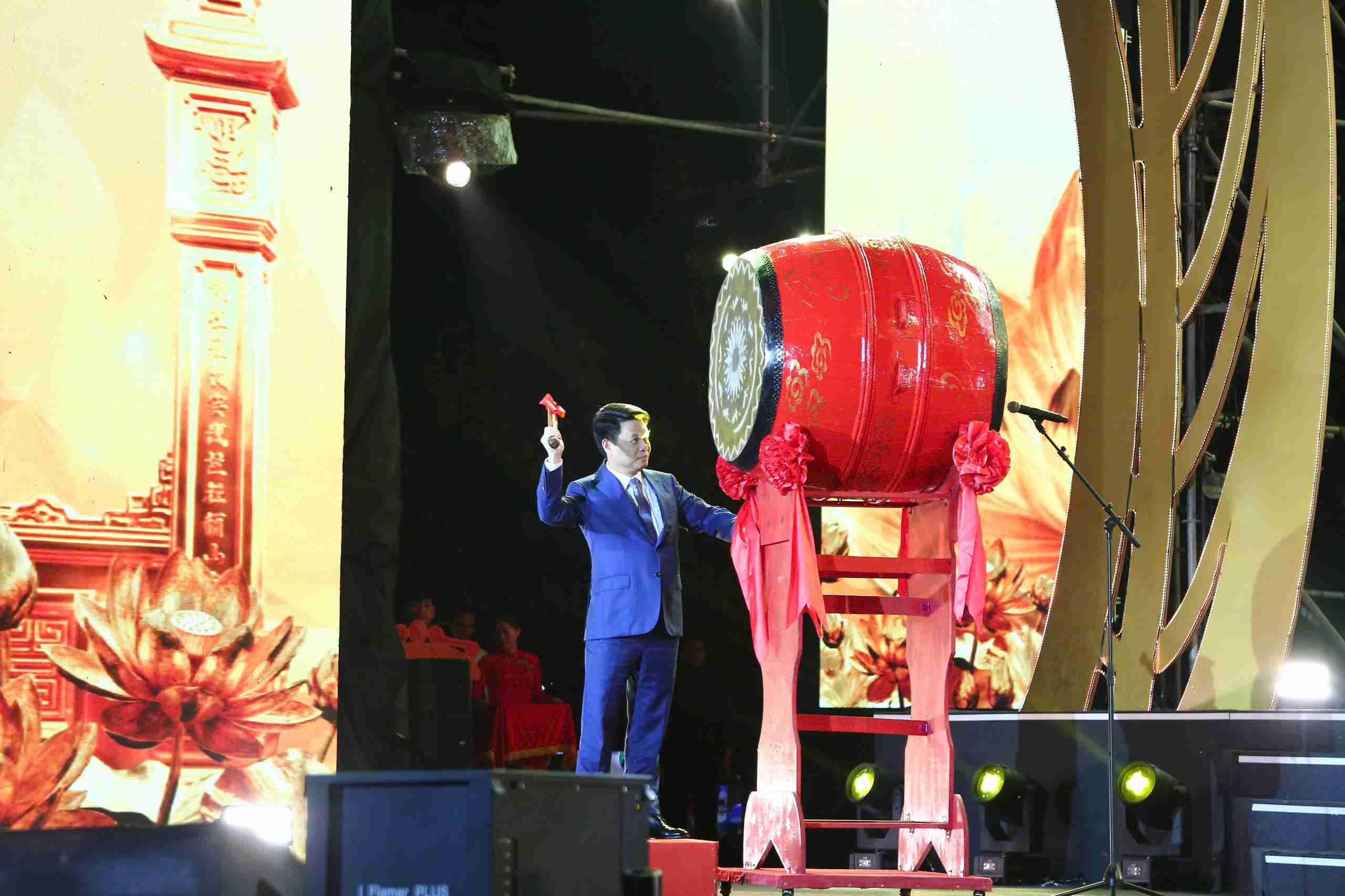 Ông Lê Ngọc Châu - Chủ tịch UBND TP Hải Phòng thực hiện nghi thức đánh trống khai hội mùa xuân Côn Sơn - Kiếp Bạc năm 2026.