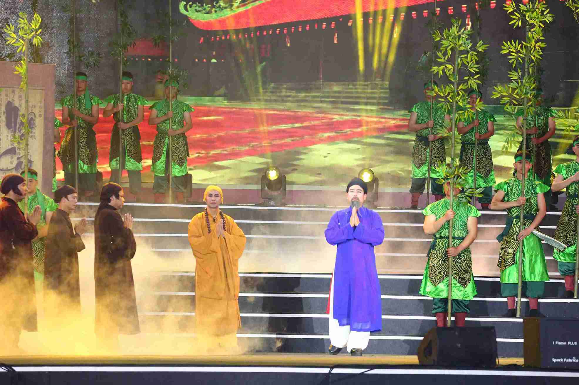 Không gian sân khấu rực rỡ ánh sáng trong chương trình khai hội Côn Sơn - Kiếp Bạc.